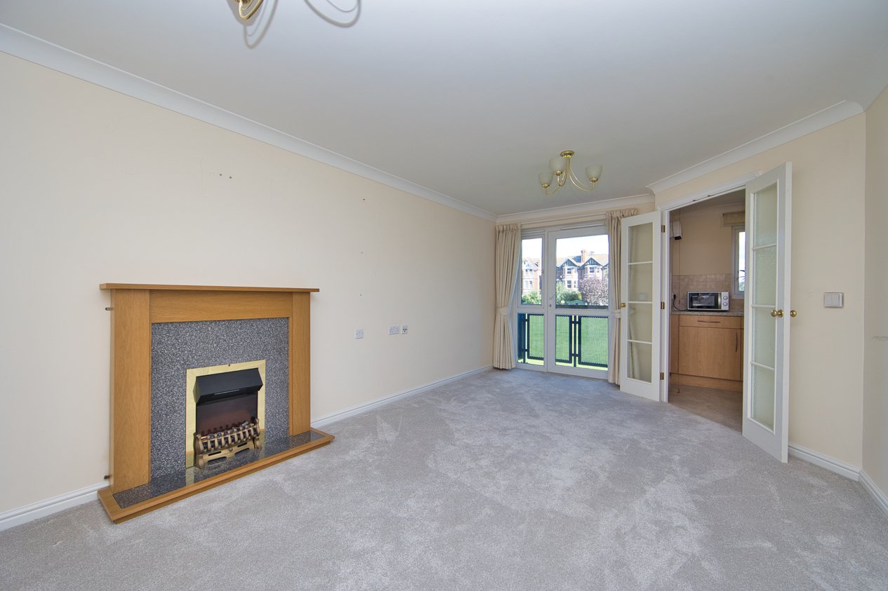 Properties Under Offer in 142 Sandgate Road Folkestone