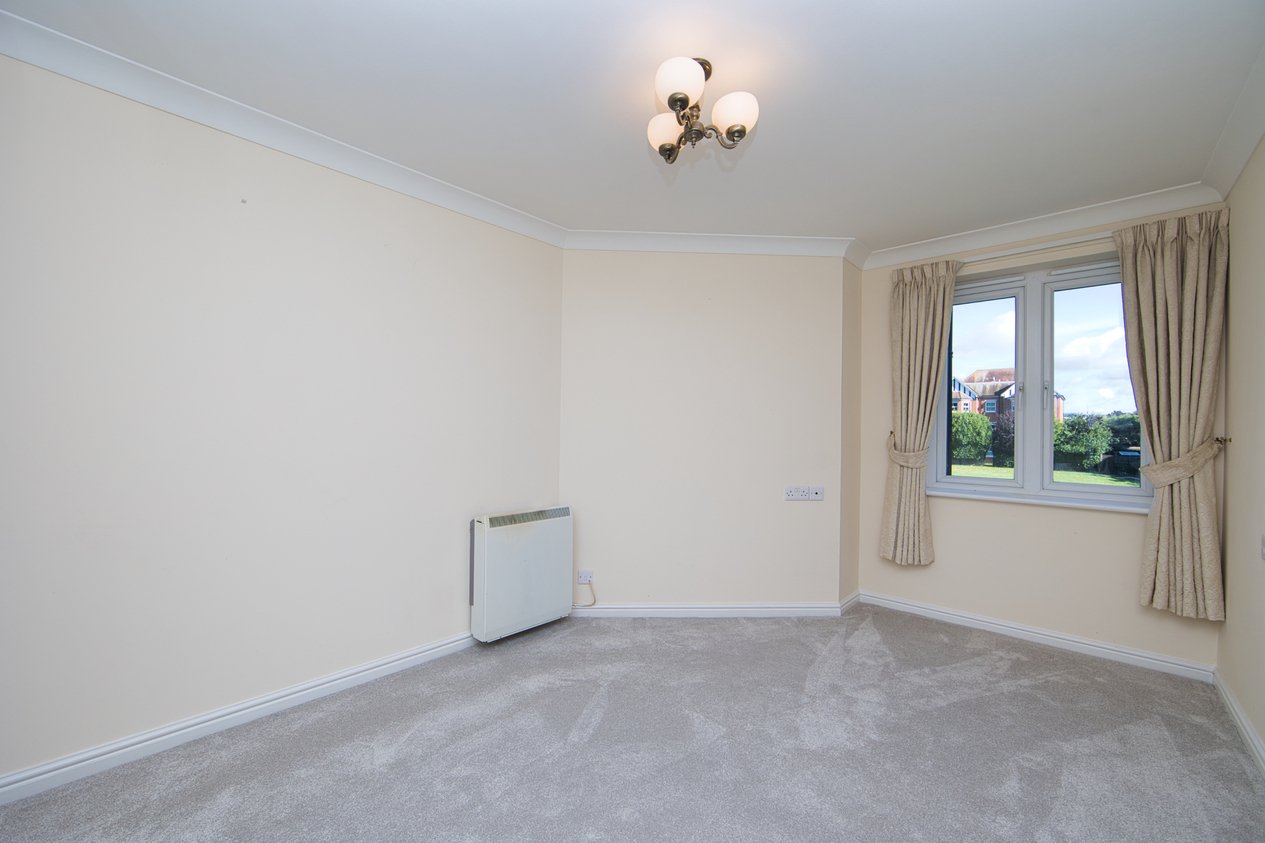 Properties Under Offer in 142 Sandgate Road Folkestone