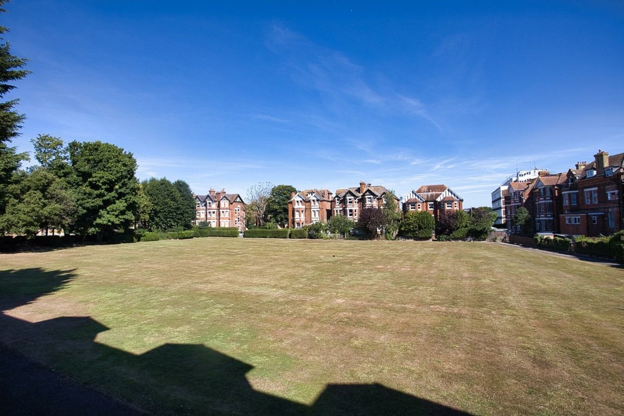 Properties Under Offer in 142 Sandgate Road Folkestone