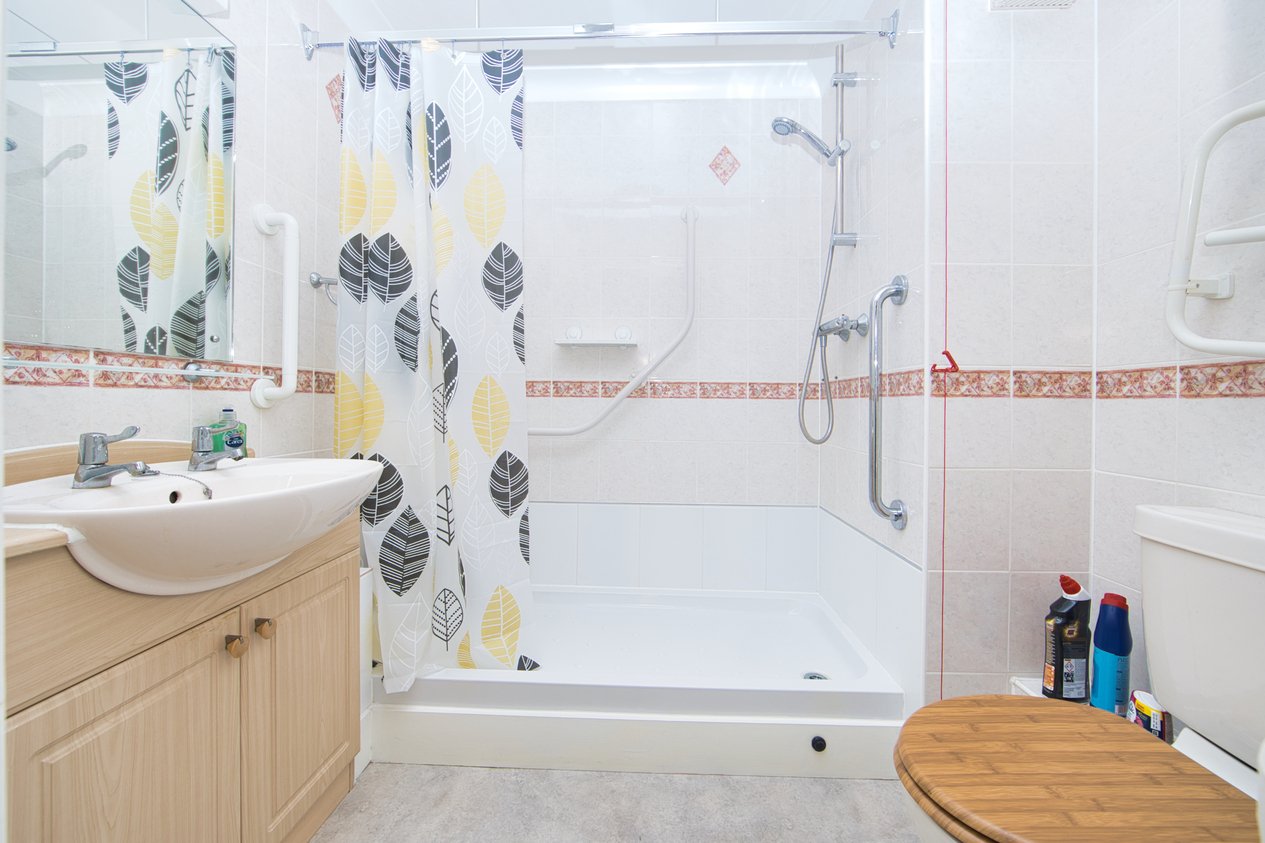Properties Under Offer in 142 Sandgate Road Folkestone