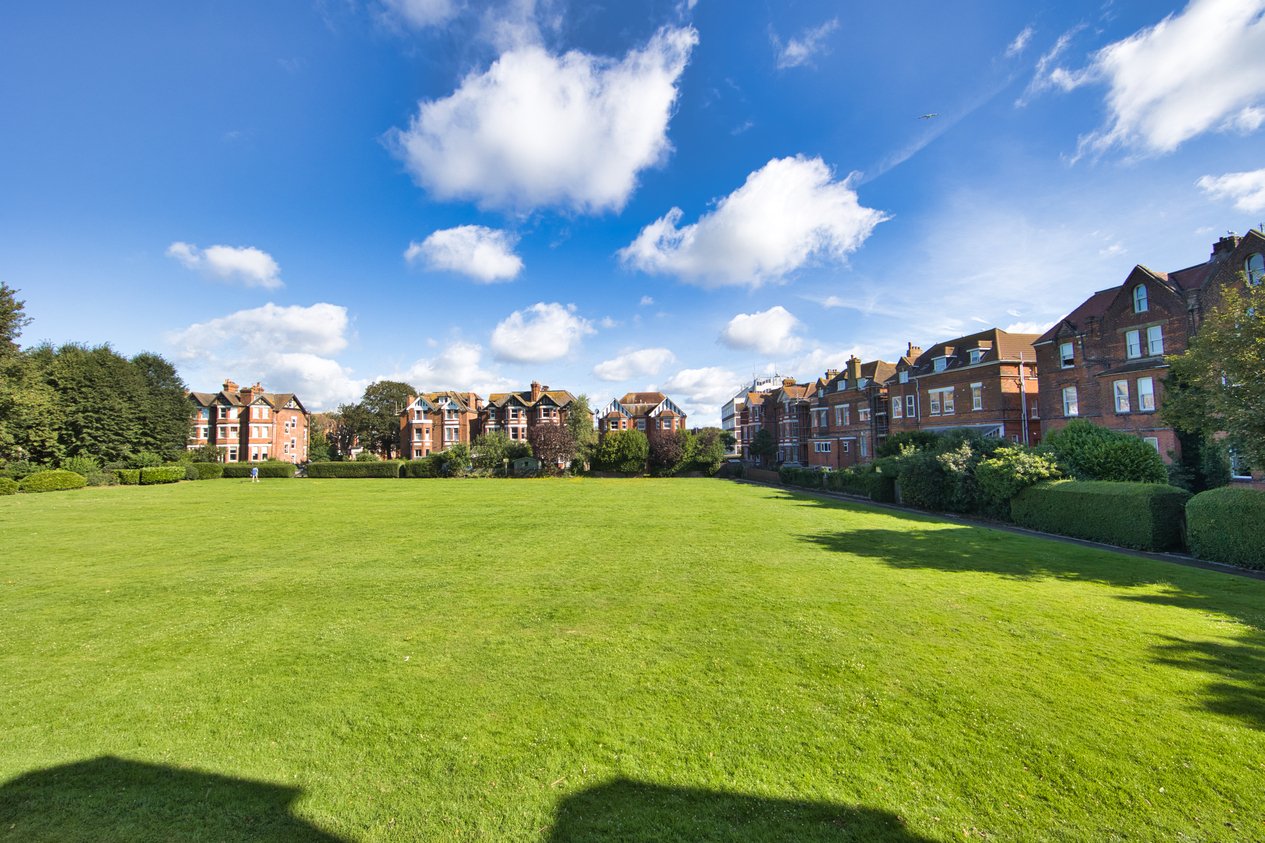 Properties Under Offer in 142 Sandgate Road Folkestone