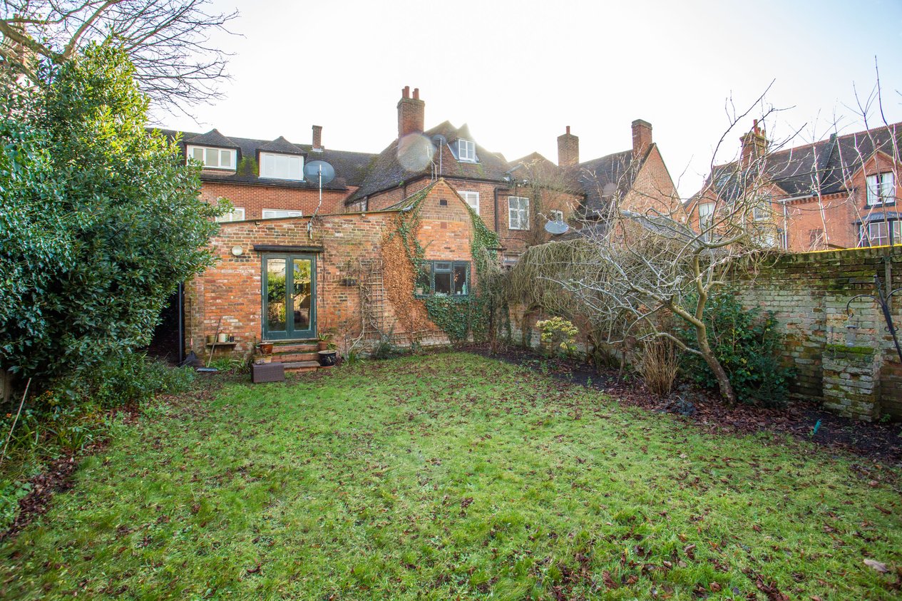 Properties Under Offer in 25a Oaten Hill Canterbury