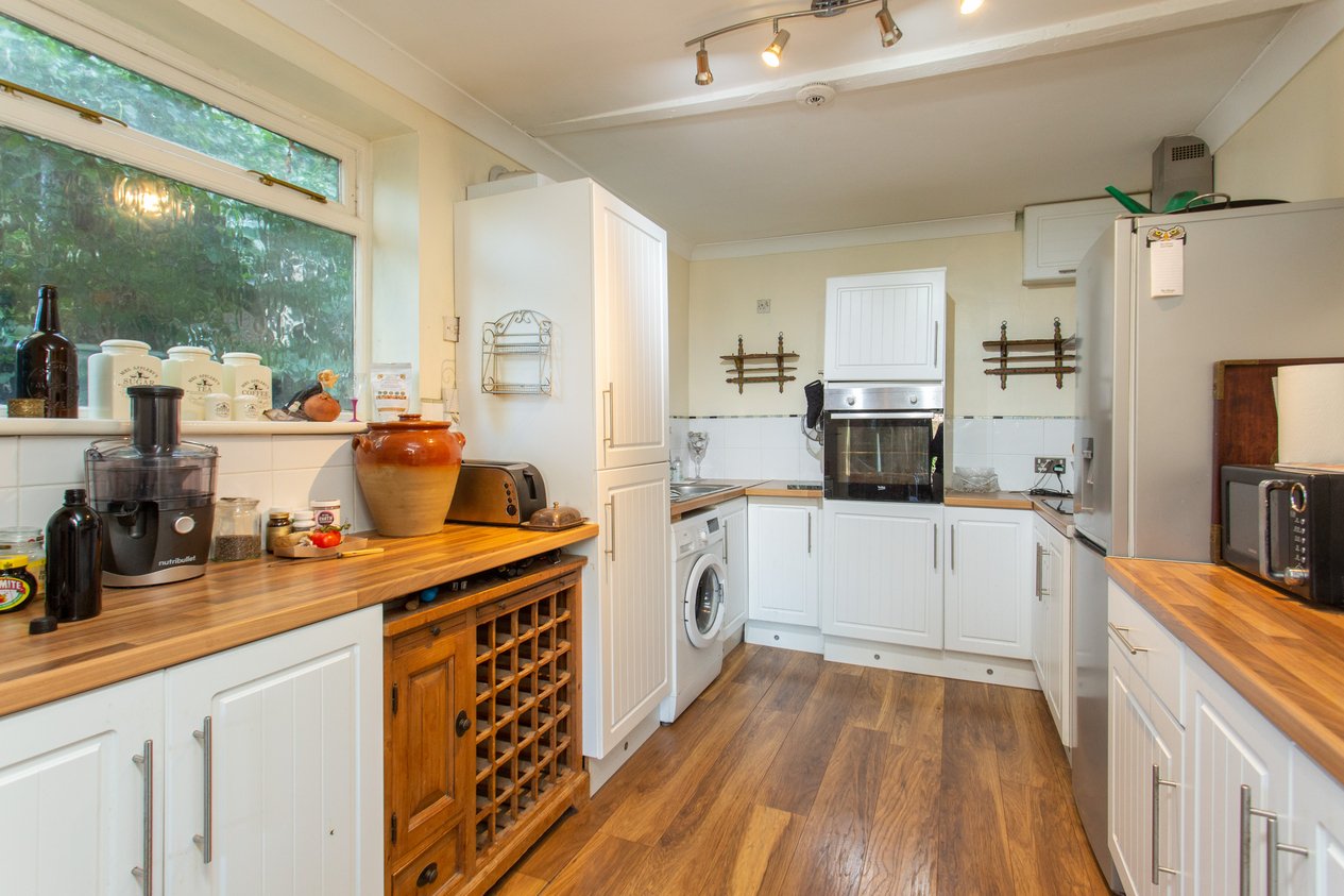 Properties Under Offer in 25a Oaten Hill Canterbury