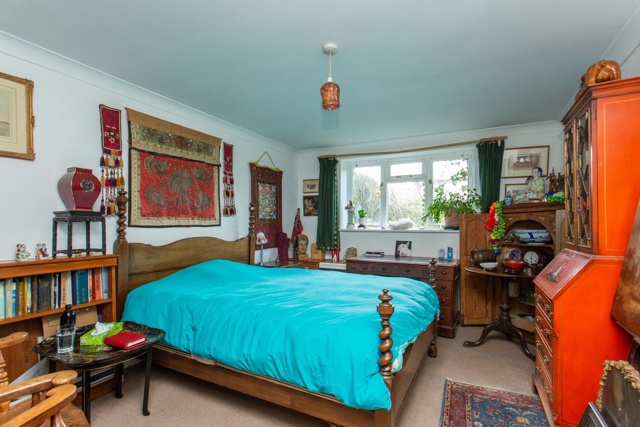 Properties Under Offer in 25a Oaten Hill Canterbury