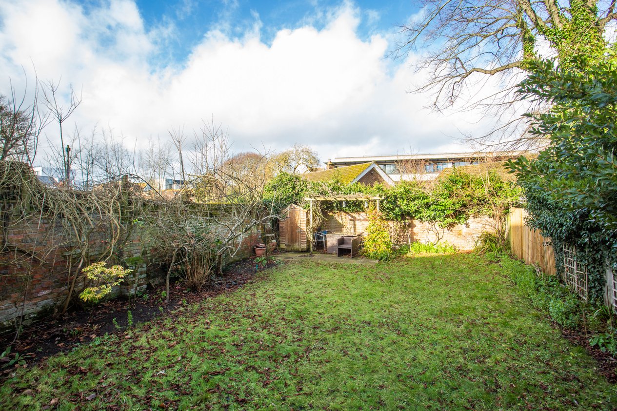 Properties Under Offer in 25a Oaten Hill Canterbury