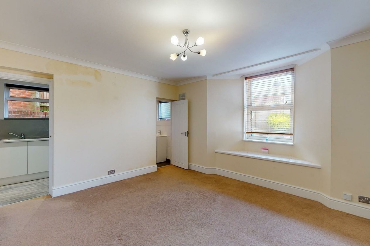 Properties Under Offer in 29 Nunnery Fields Canterbury