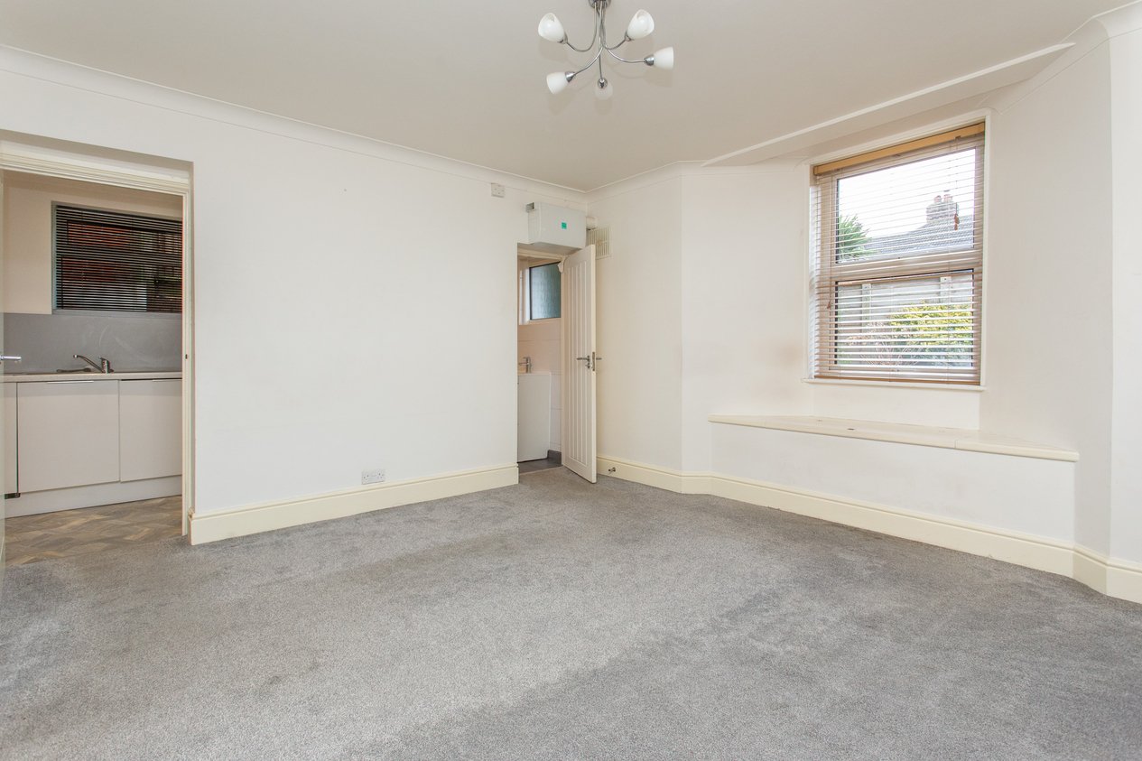 Properties Under Offer in 29 Nunnery Fields Canterbury
