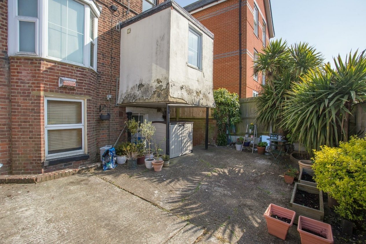 Properties Under Offer in 29 Nunnery Fields Canterbury