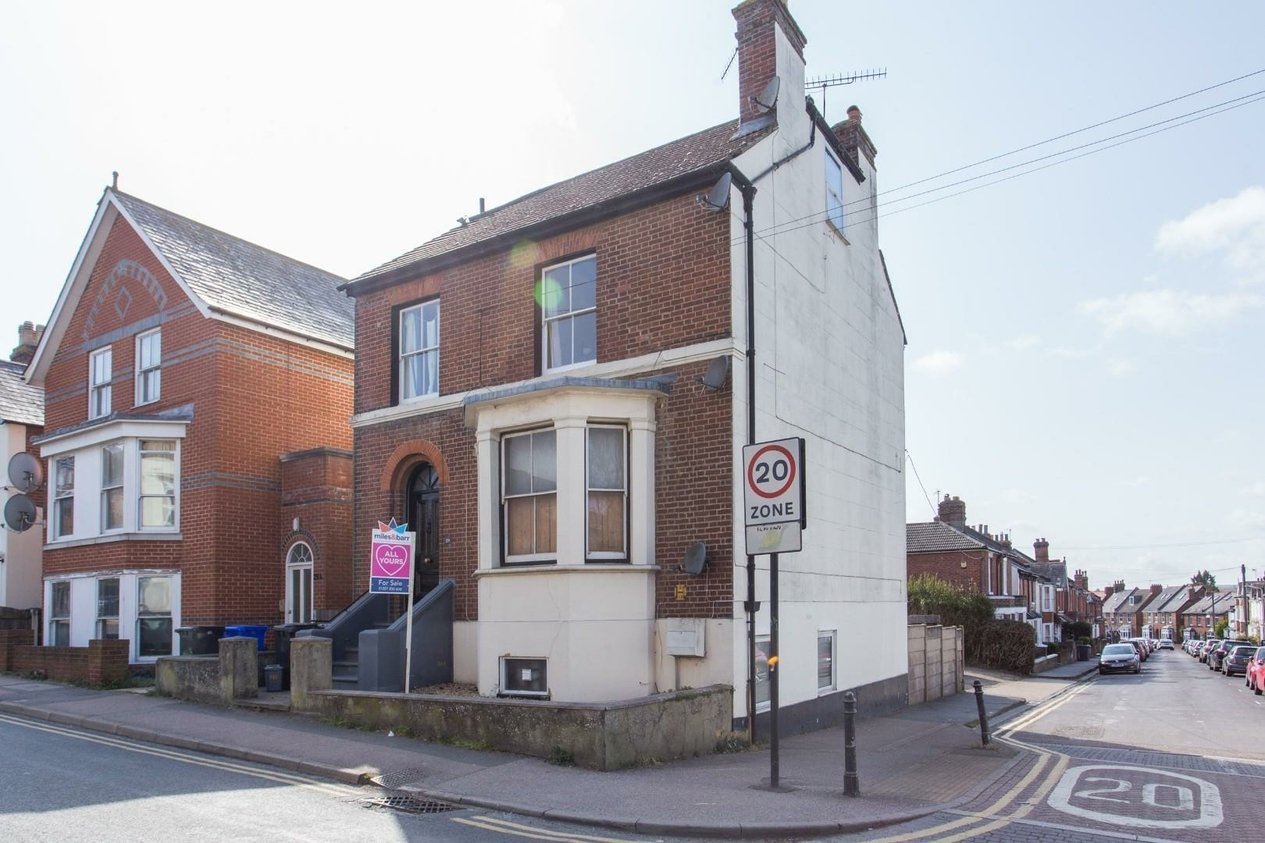 Properties Under Offer in 29 Nunnery Fields Canterbury