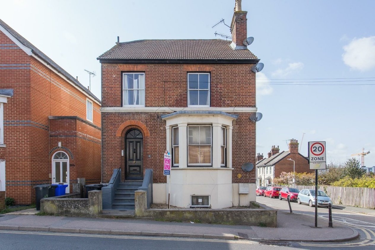 Properties Under Offer in 29 Nunnery Fields Canterbury
