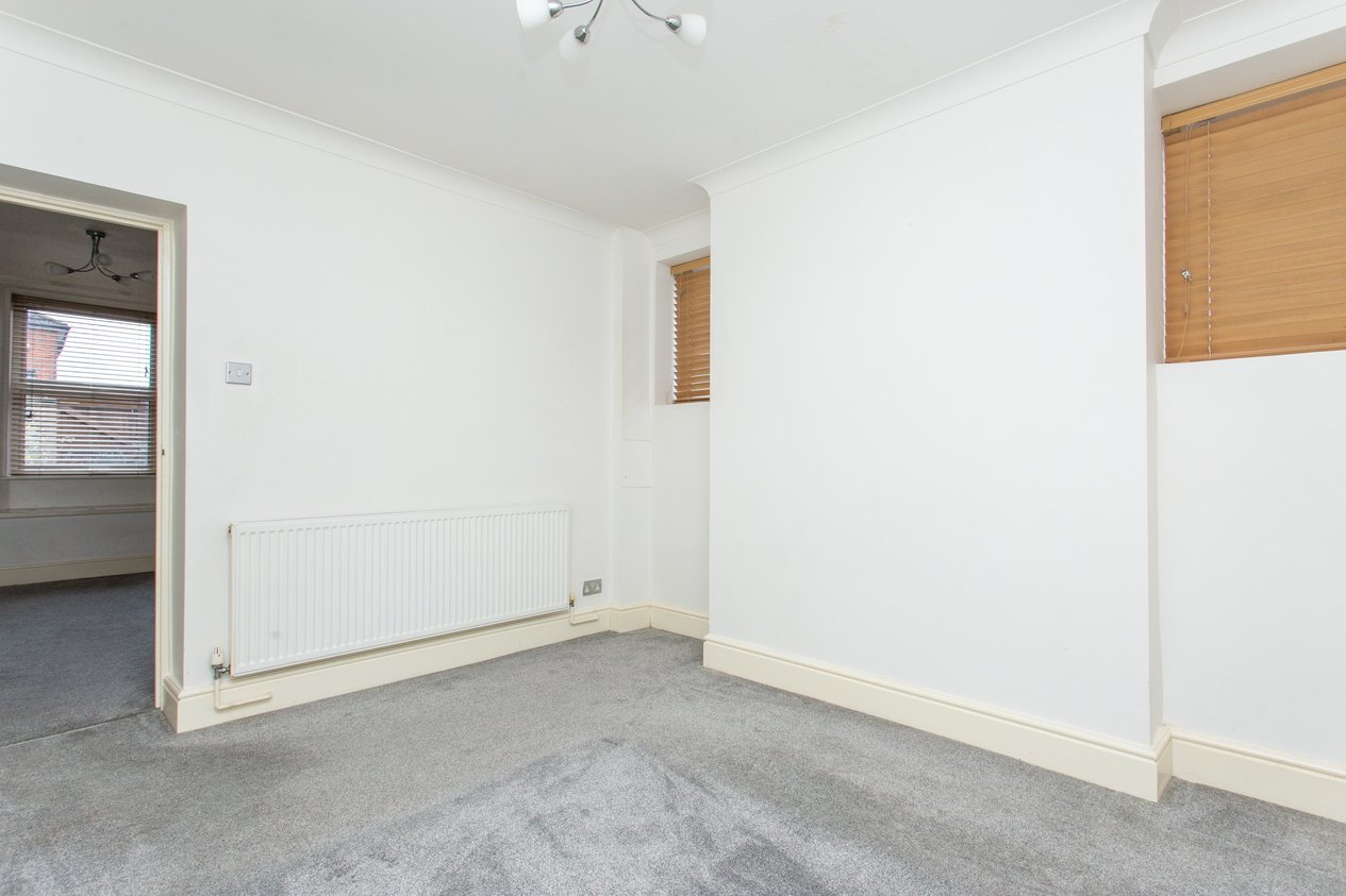 Properties Under Offer in 29 Nunnery Fields Canterbury