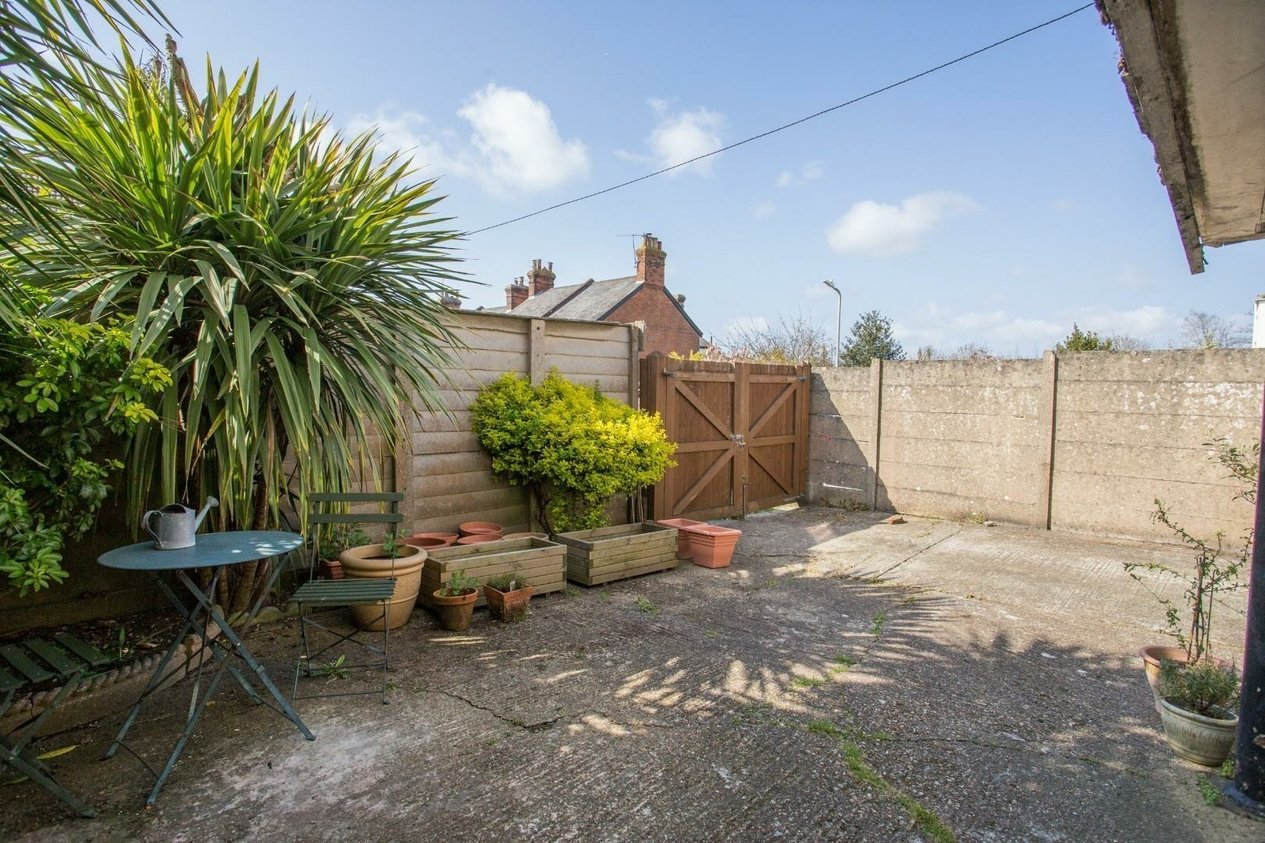 Properties Under Offer in 29 Nunnery Fields Canterbury