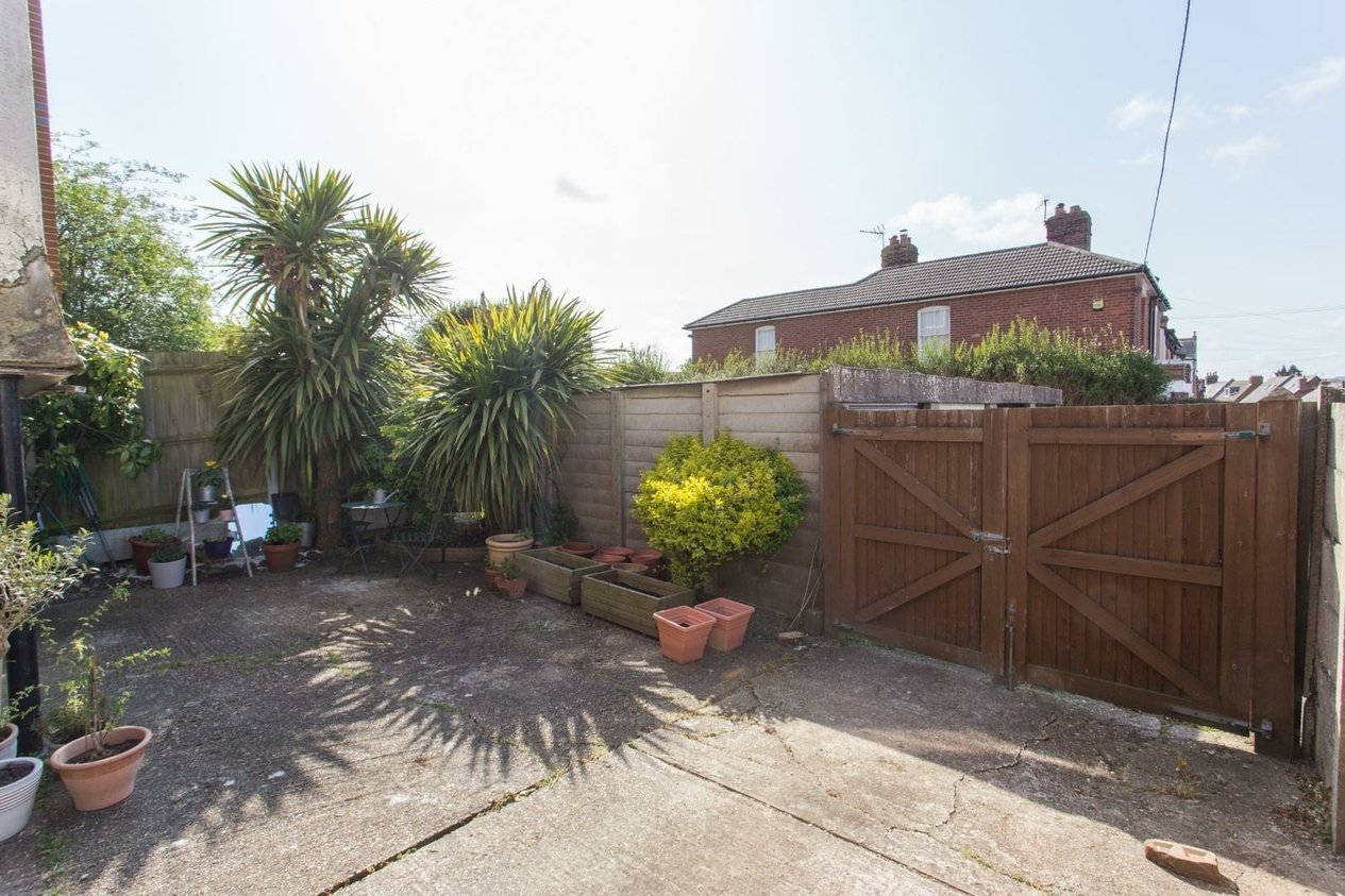 Properties Under Offer in 29 Nunnery Fields Canterbury