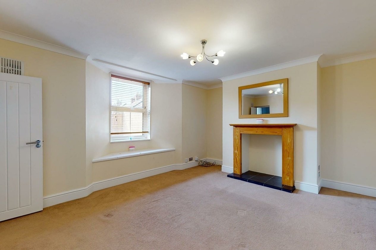 Properties Under Offer in 29 Nunnery Fields Canterbury