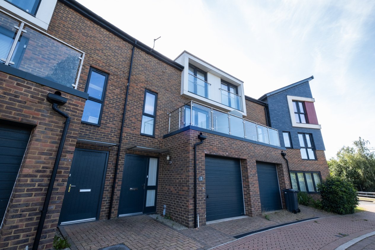 Properties Under Offer in Atherfield Drive Ashford