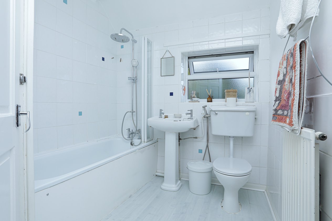 Properties Under Offer in Austin Road Ashford