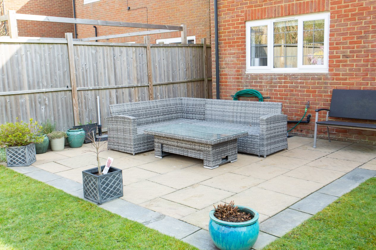 Properties Under Offer in Barley Way Ashford