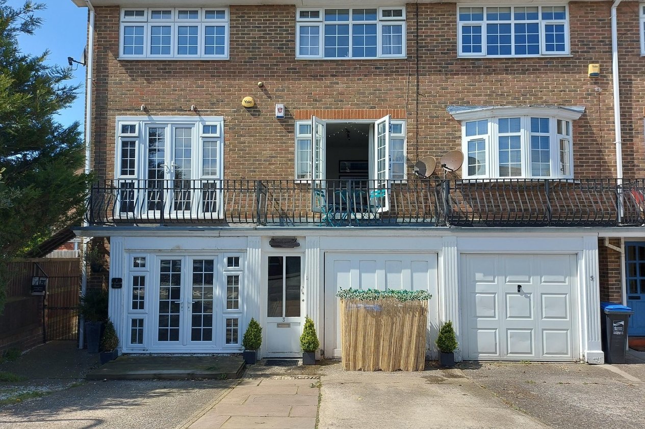 House Terraced for sale in Beach Road,WestgateOnSea Miles & Barr