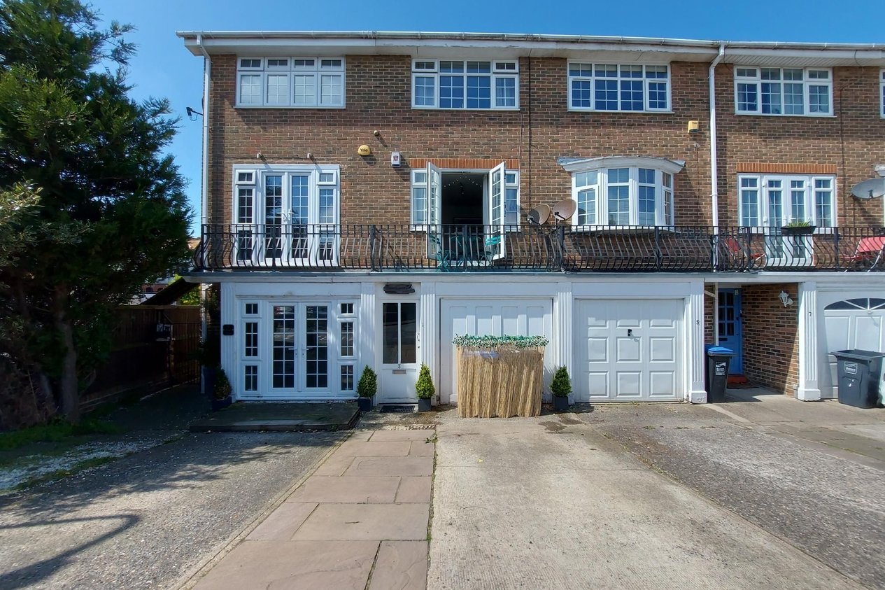 House Terraced for sale in Beach Road,WestgateOnSea Miles & Barr