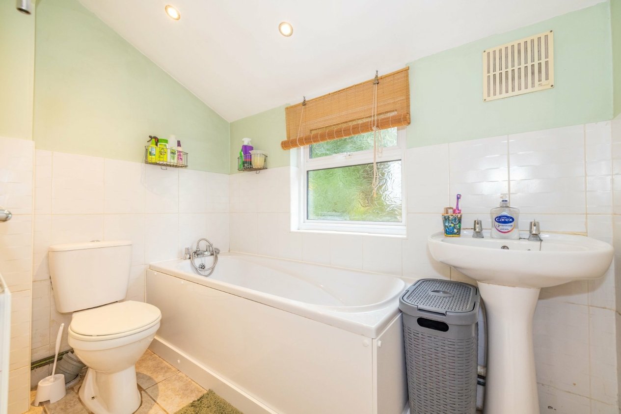 Properties Under Offer in Beaver Road Ashford