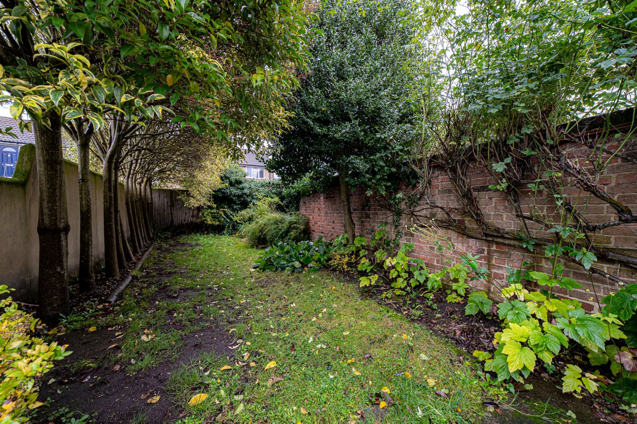 Properties Under Offer in Broad Street Canterbury