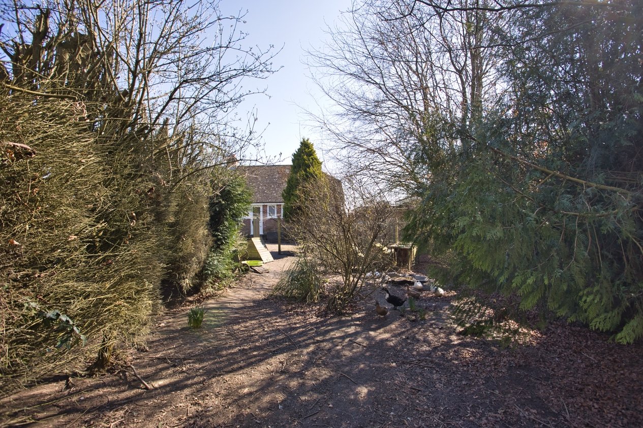 Properties Under Offer in Canterbury Road Selsted