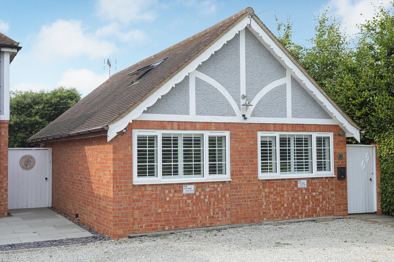 Properties Under Offer in Canterbury Road Selsted