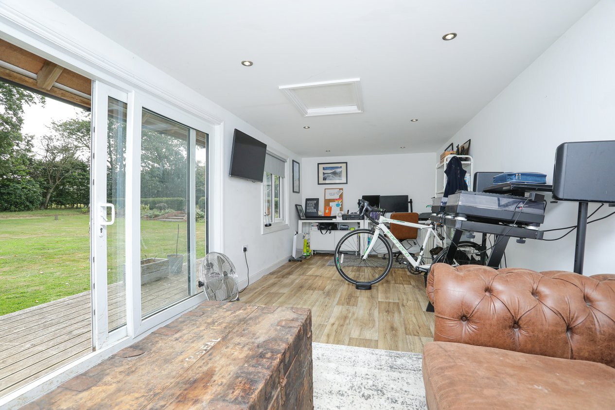Properties Under Offer in Canterbury Road Selsted