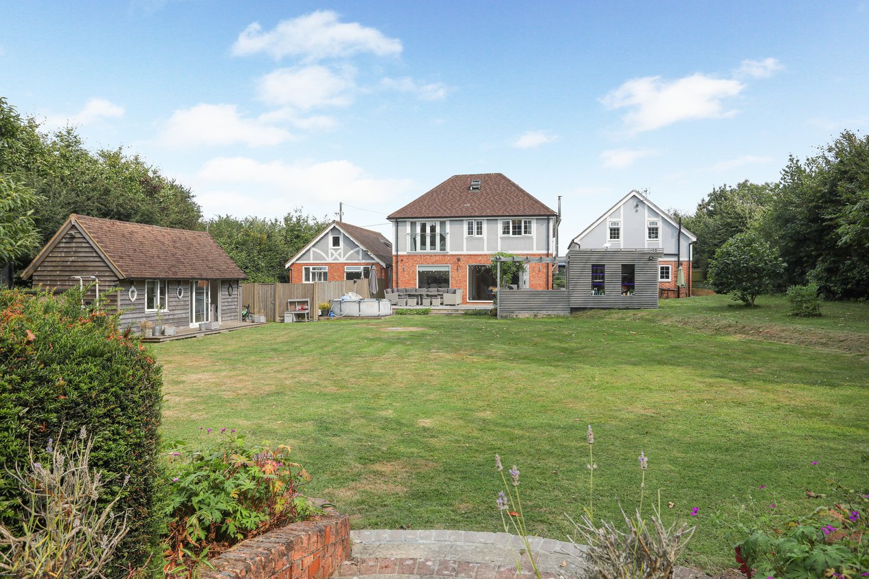 Properties Under Offer in Canterbury Road Selsted