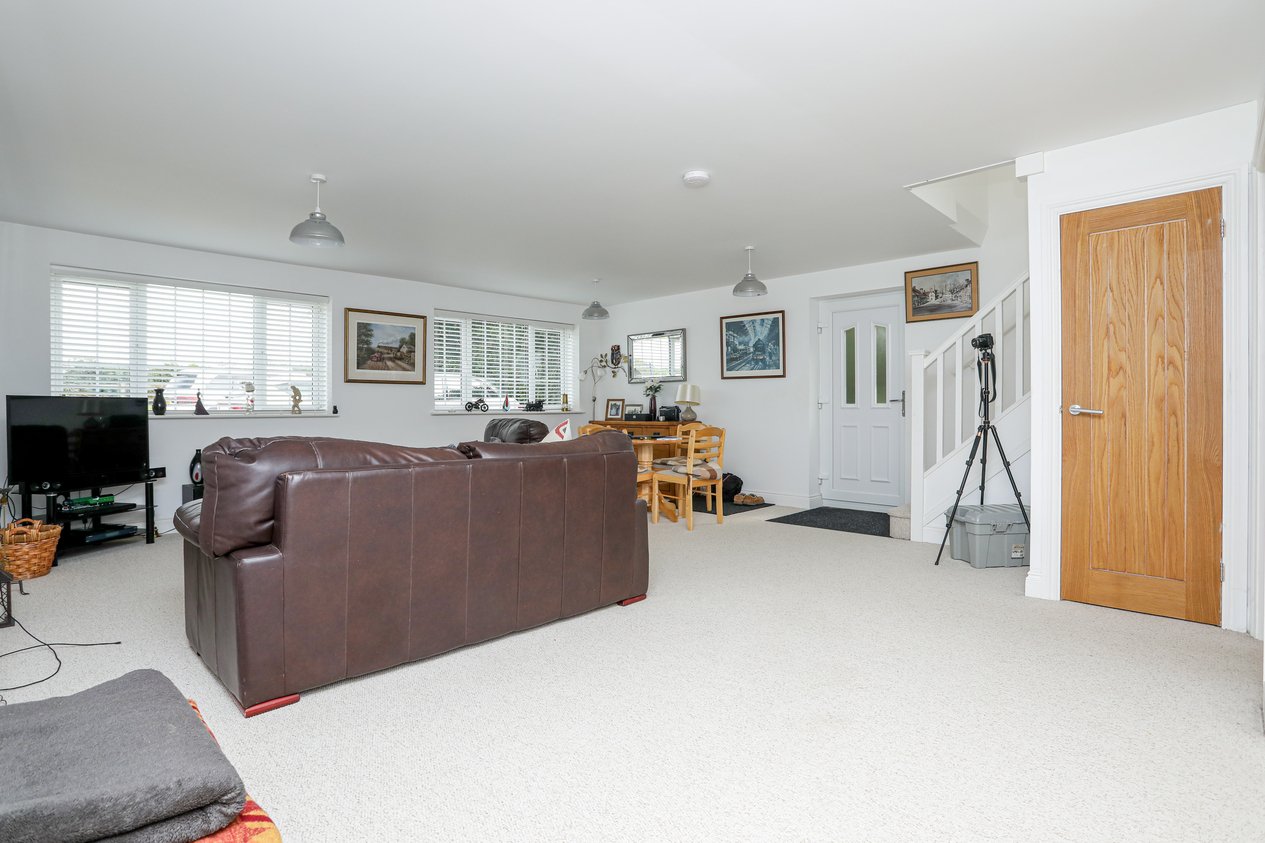 Properties Under Offer in Canterbury Road Selsted