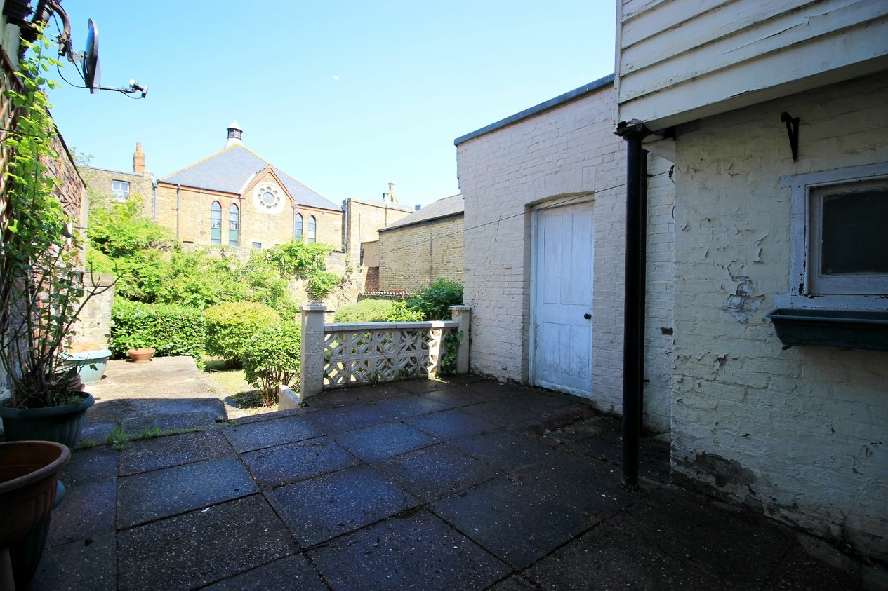 Properties Under Offer in Effingham Street 