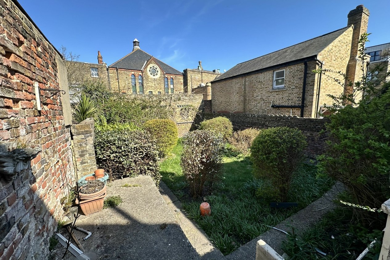 Properties Under Offer in Effingham Street 