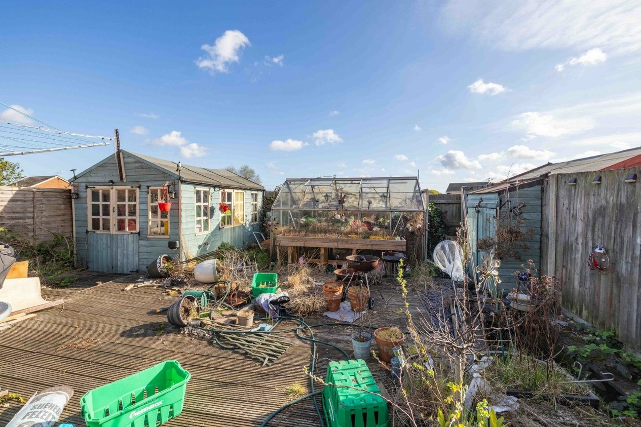 Properties Under Offer in Field Avenue Canterbury