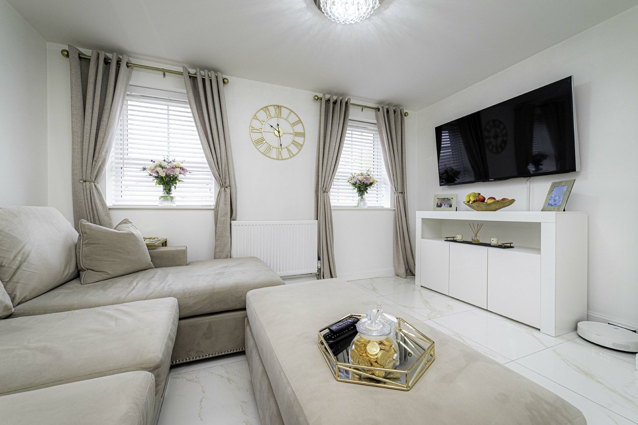 Properties Under Offer in Fife Way Canterbury