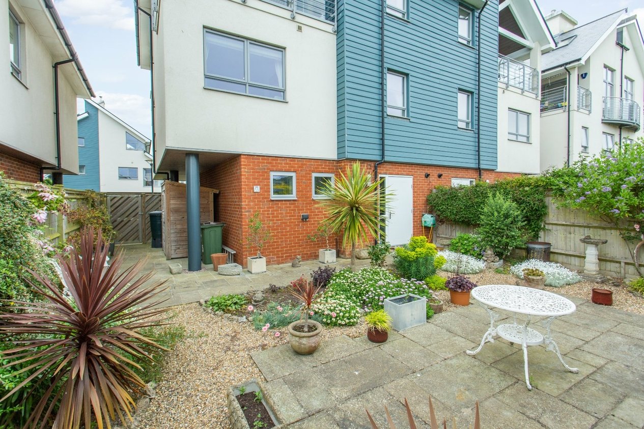 Properties Under Offer in Imperial Gardens Hythe