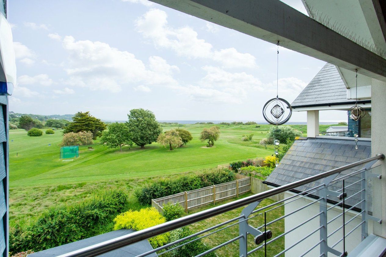 Properties Under Offer in Imperial Gardens Hythe