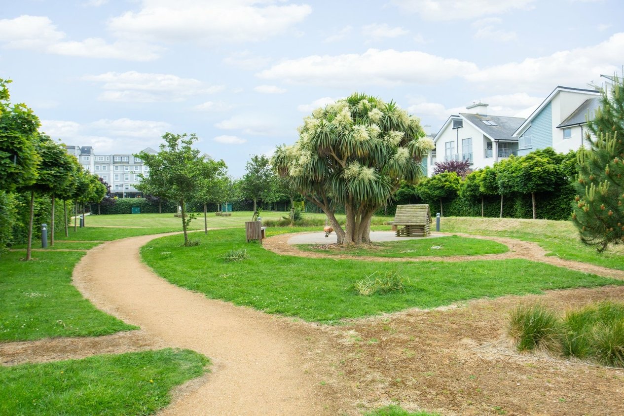 Properties Under Offer in Imperial Gardens Hythe