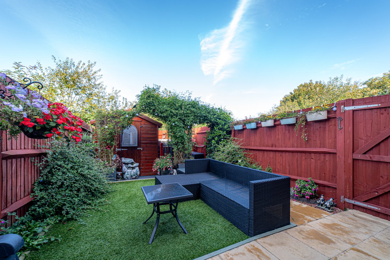Properties Under Offer in Kings Avenue Ashford