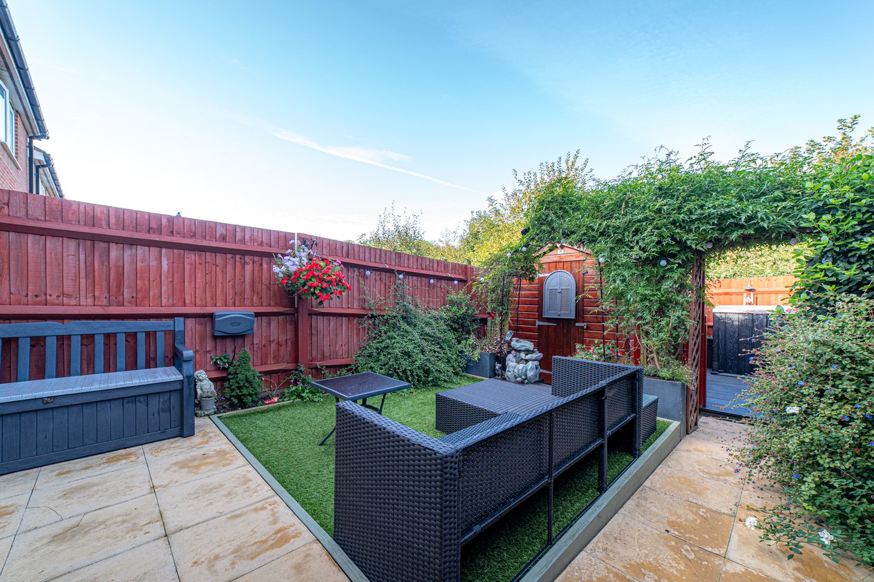 Properties Under Offer in Kings Avenue Ashford