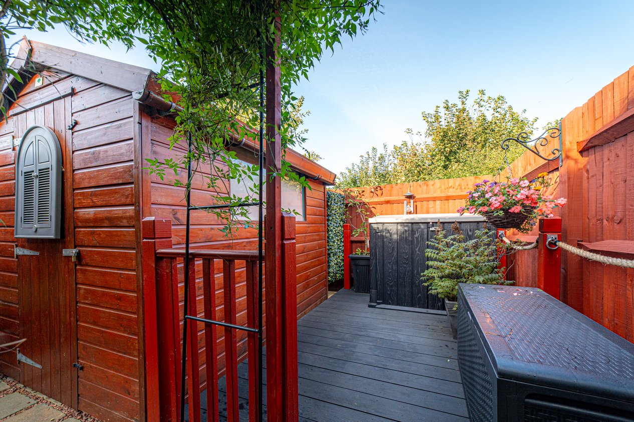 Properties Under Offer in Kings Avenue Ashford