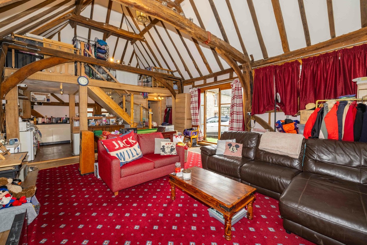 Properties For Sale in Kingsford Street Mersham