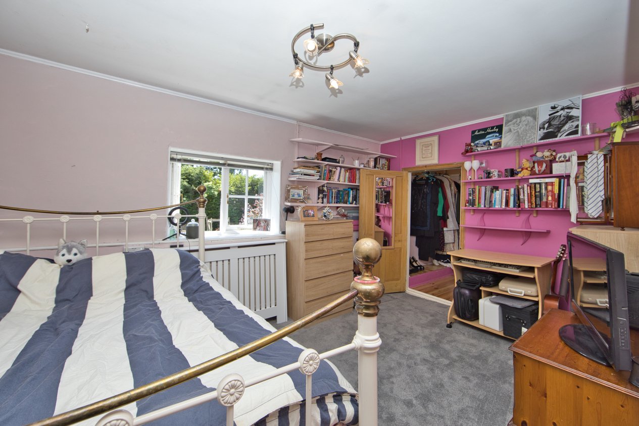 Properties For Sale in Kingsford Street Mersham