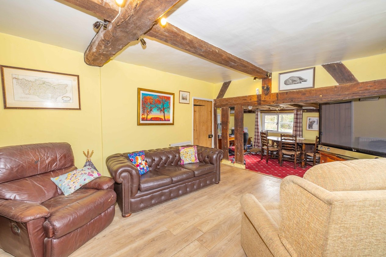 Properties For Sale in Kingsford Street Mersham