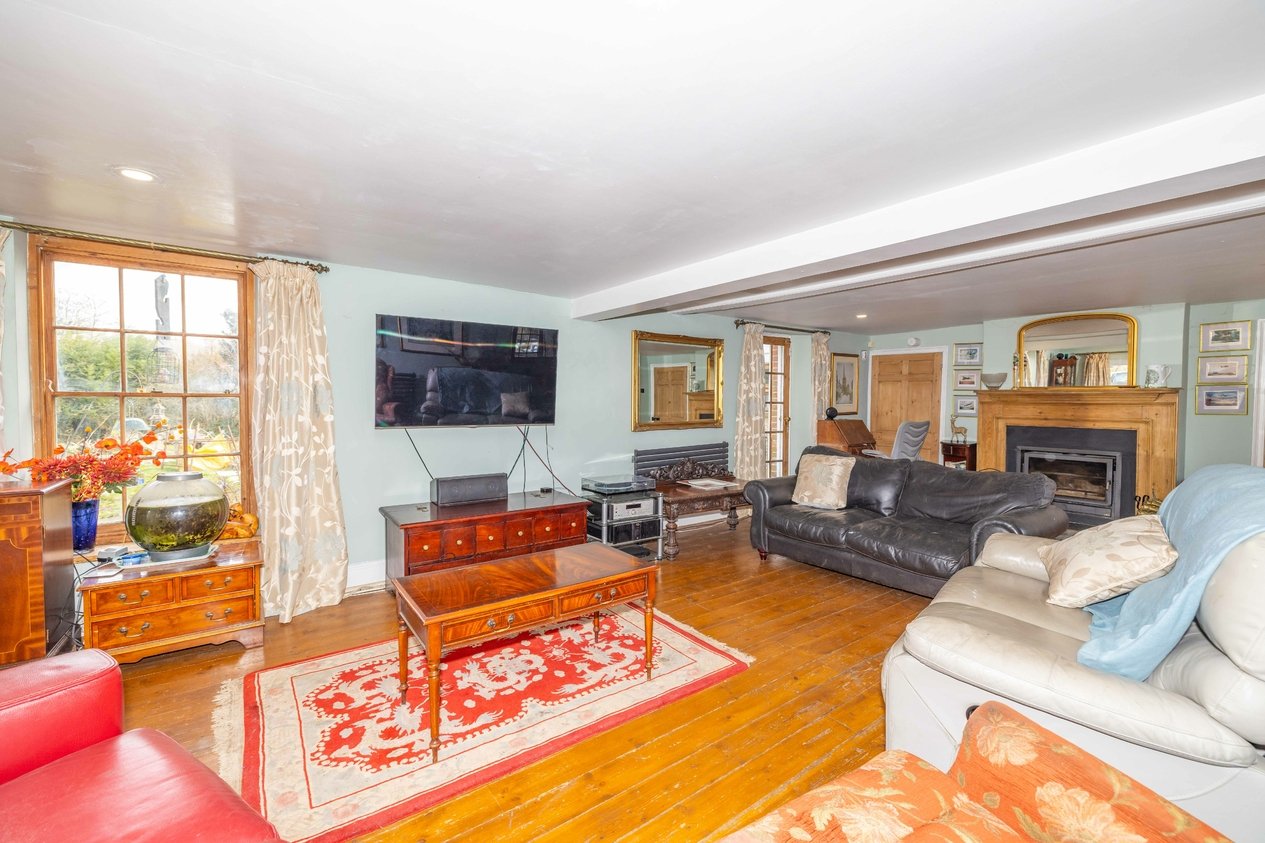 Properties For Sale in Kingsford Street Mersham