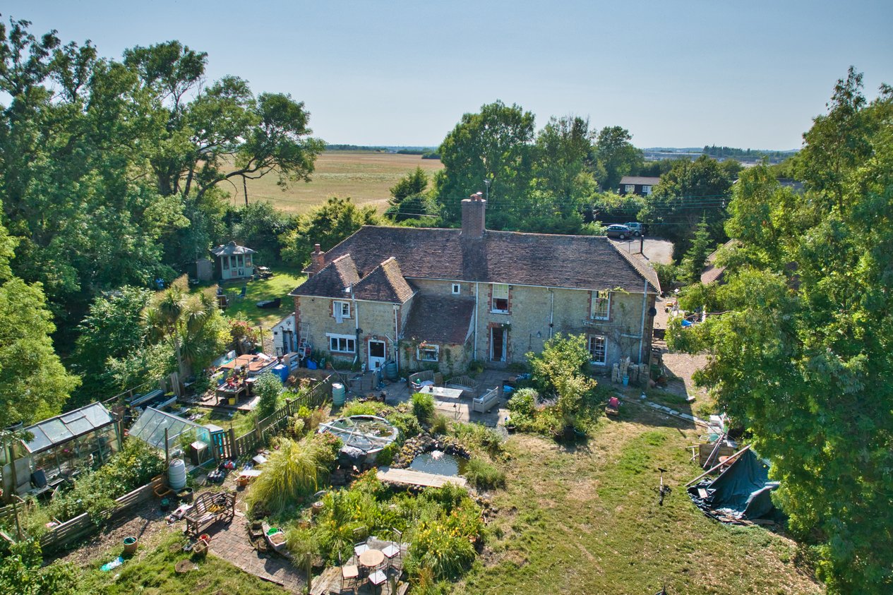 Properties For Sale in Kingsford Street Mersham