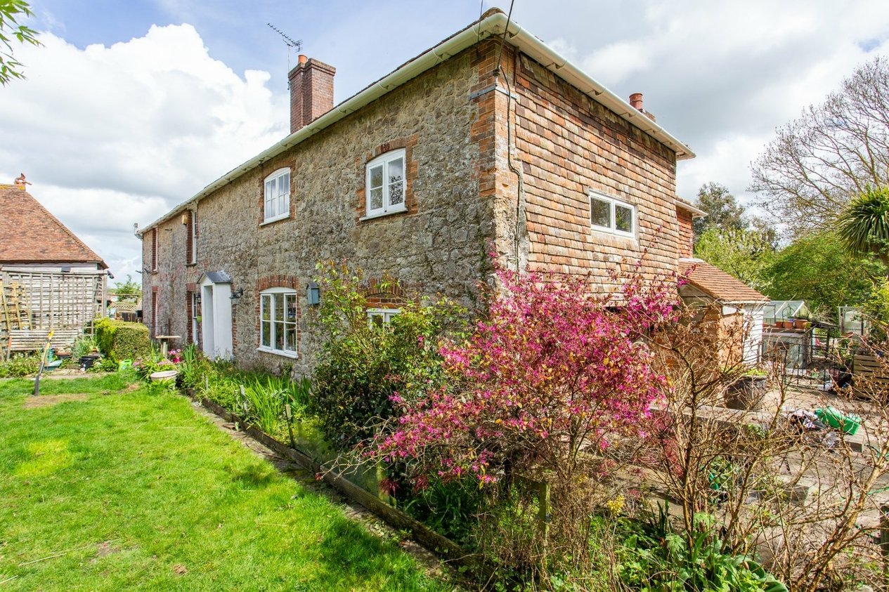 Properties For Sale in Kingsford Street Mersham