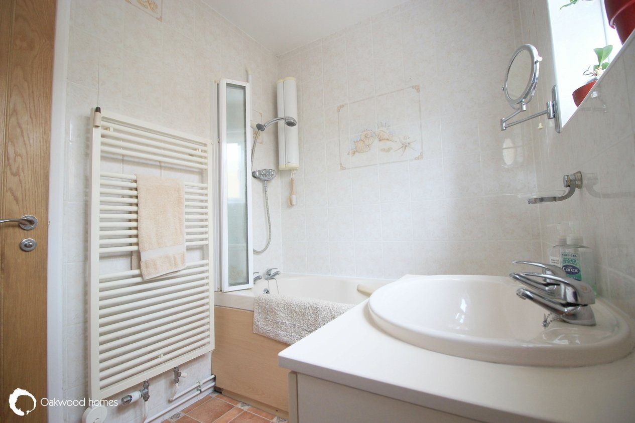 Properties Under Offer in Kingsgate Avenue 