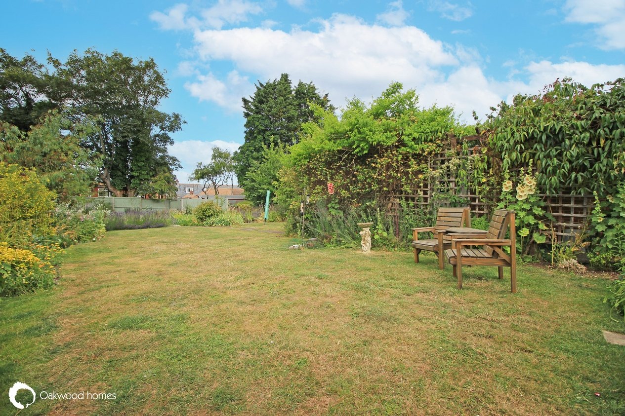 Properties Under Offer in Kingsgate Avenue 