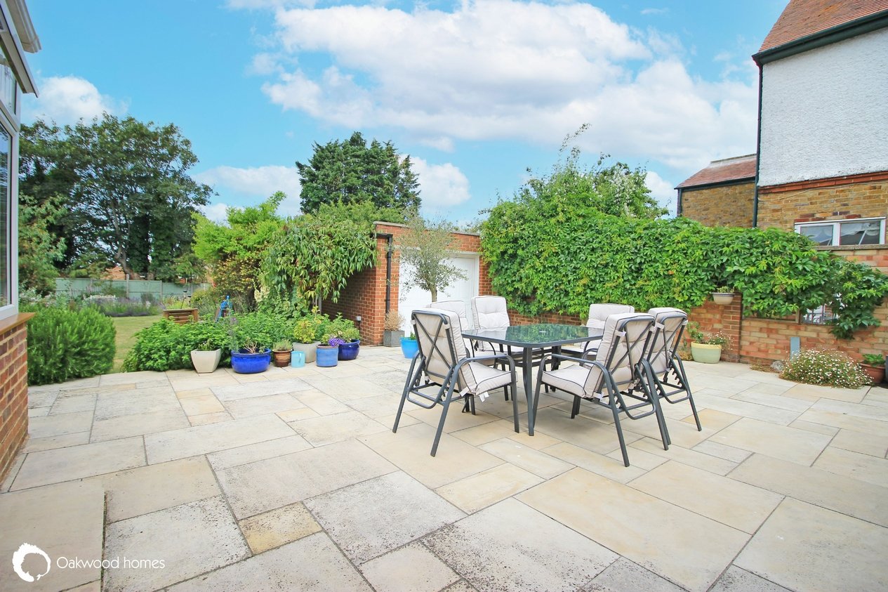 Properties Under Offer in Kingsgate Avenue 