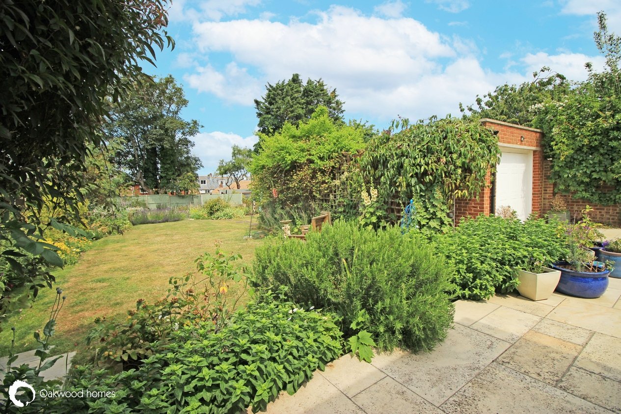 Properties Under Offer in Kingsgate Avenue 